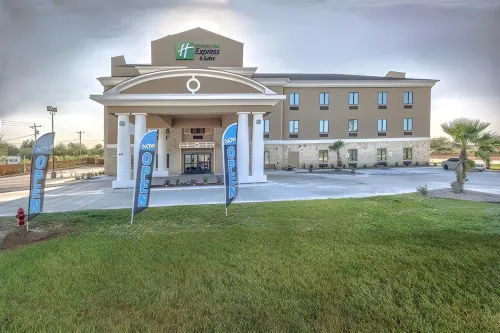 Holiday Inn Express & Suites Carrizo Springs by IHG - parking