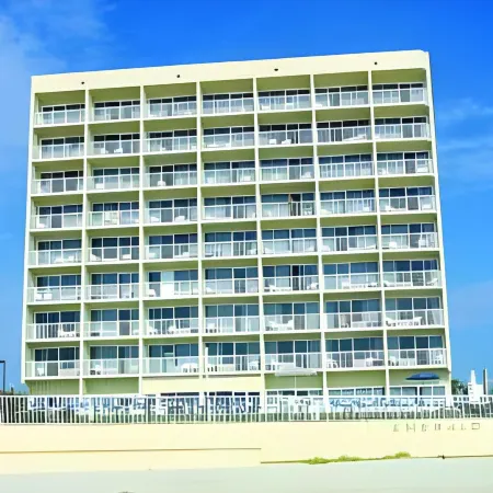 Emerald Shores Hotel - Daytona Beach Отели рядом с достопримечательностью «Торговый центр Destination Daytona»