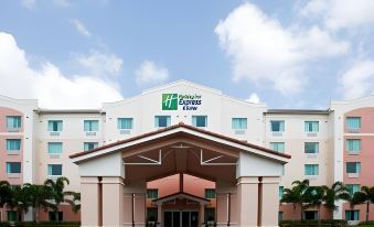 Holiday Inn Express & Suites Pembroke Pines-Sheridan ST