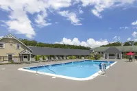 Quality Inn & Suites - Pools