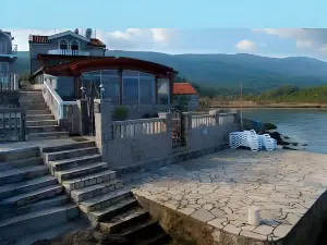 Luxury Sea Residence by Kristina