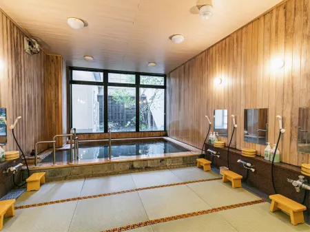 Hatsuneso Shinkan Отели рядом с достопримечательностью «嬉野温泉 湯けむり広場»