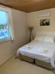 Amadeus Motel Hotels near Akraba Beach