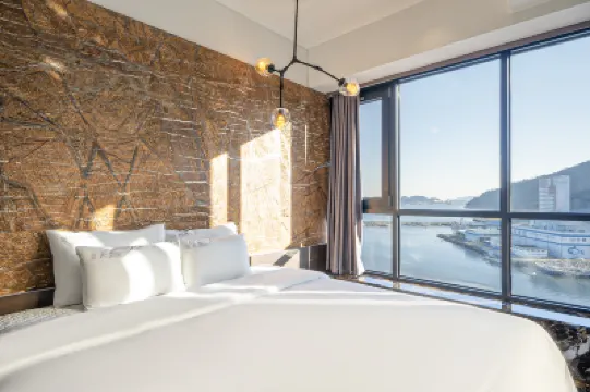 Changwon Jinhae Almond Hotel فنادق في 