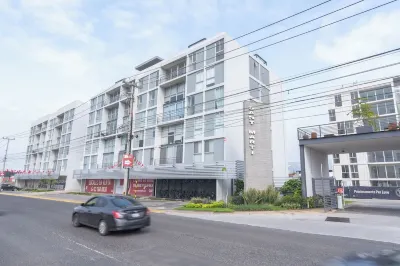 Modern Apartment with Terrace and Pool Access Hotels in Tlajomulco de Zúñiga