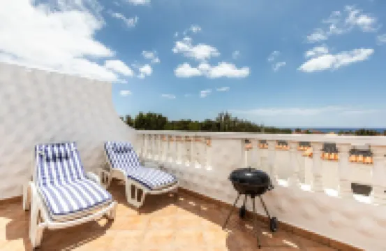 Apartamento cerca de la playa, terraza con vistas al mar, wifi y aparcamiento.