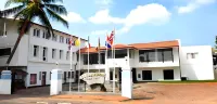Golden Star Beach Hotel - สระว่ายน้ำแบบอินฟินิตี้