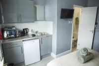 Central Studio Apartments in Stratford Upon Avon Hotels in Billesley