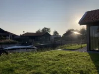 4-Person Chalet Albatros by the Water with Parking Space Hotels in der Nähe von De Eendragt