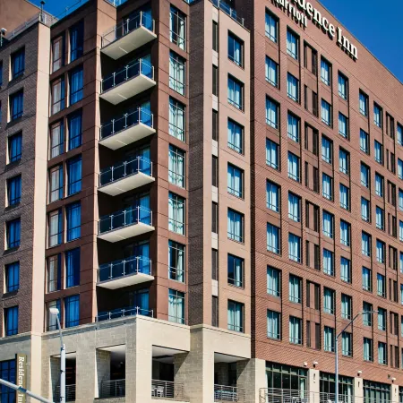 Residence Inn Raleigh Downtown Отели рядом с достопримечательностью «Мемориальная колокольня»