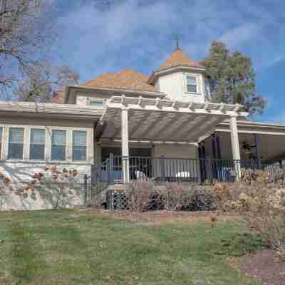 Gorgeous home on the Mississippi River with a great location to area attractions Hotel Exterior