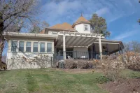 Gorgeous home on the Mississippi River with a great location to area attractions Các khách sạn gần B.J. and Mabel Palmer Mansion