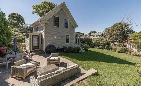 The Mariner · Walk to Beach+Rocky Neck · Fenced Backyard
