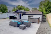 Hot Tub, Fire Pit, Ping-Pong, 3 min walk to Olde Town Arvada!