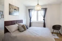 The new lifestyle suite on Lake Chiemsee: With a mountain view, 2 "en-suite" baths, sauna! Hotels in Übersee