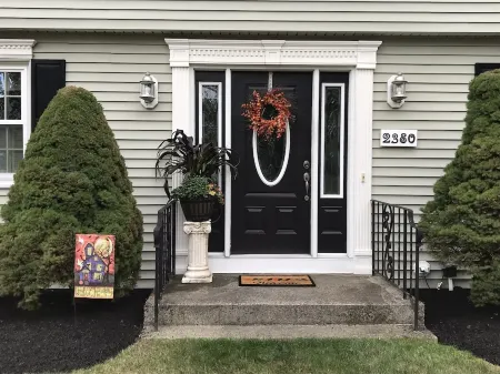 The Tequila Sunrise House is a beautiful waterfront 5 Bedroom home