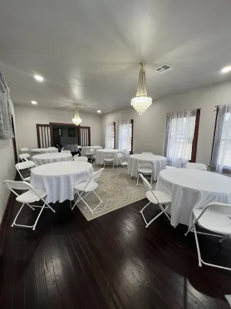 Craftsman Home on 3 acres with live oaks lots of space for gatherings Отели в г. Лафайетт