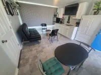 The Corner Apartment. In the Heart ❤️ of Anderson.