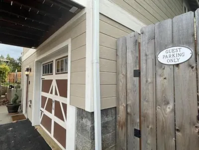 Luxuriously comfortable & peaceful getaway downtown Ashland, with views.