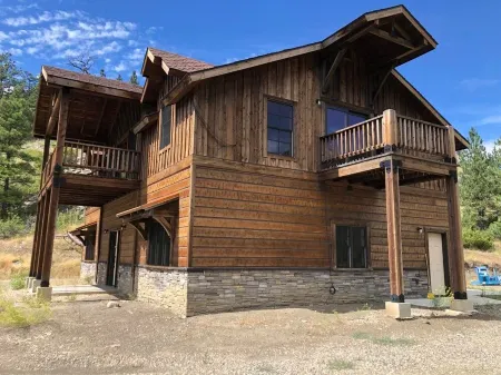 4 bed 3 bath cabin at Holter Lake by Wolf Creek Craig. Fishing, pool table, fun!