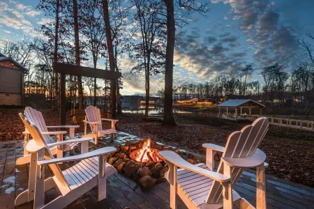 Lakeside Tiny House on the lake, in the mountains