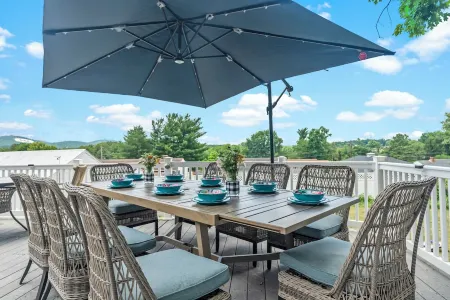 Bell House - Contemporary Comfort Near Wards Road with a Luxurious Hot Tub. Отели рядом с достопримечательностью «Академи Сентер оф Артс»