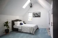 The Victorian Cottage with Mountain & River views!