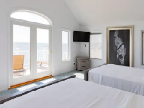 PRIVATE BEACH: BEACHFRONTS & BALCONIES @ NIANTIC W/ 6 QUEENS Hotels in Niantic