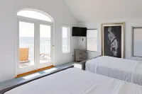 PRIVATE BEACH: BEACHFRONTS & BALCONIES @ NIANTIC W/ 6 QUEENS Hotels in 