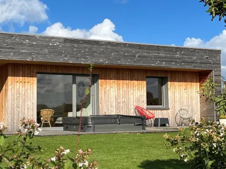 Single storey house with jacuzzi near the beach<br>Wooden frame, 4 stars Отели в г. Плёбьян