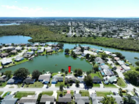 Lakefront Paradise, with Heated Private Pool. Hotels in Holiday