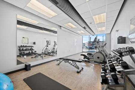 Stunning Penthouse - King Bed - City/River View - Corner Unit - Wells Fargo Отели рядом с достопримечательностью «Грэйтер Де-Мойн Ботаникал Гарден»