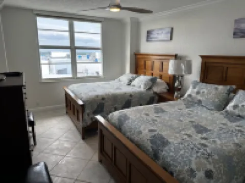 LUXURY BEACHFRONT/WALK TO BEACH; FREE 2 Car Parking & WIFI; Close to Everything!