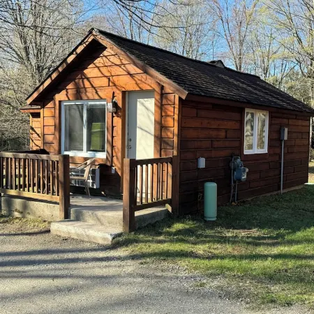 Cozy 2 bedroom cottage with full kitchen minutes from Pictured Rocks Cruises!