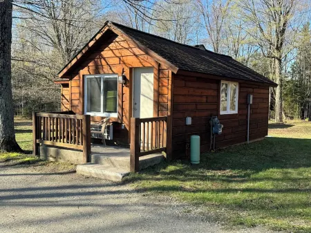 Cozy 2 bedroom cottage with full kitchen minutes from Pictured Rocks Cruises!