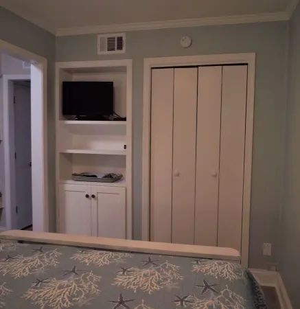 Oceanfront Condo with beautiful Sunsets - Dolphins, Pools, and family fun Отели рядом с достопримечательностью «Cockspur Island Lighthouse»