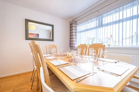 Port Tara Holiday Home, close to Portballintrae Harbour and the Giant's Causeway Отели в г. Portballintrae