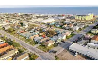ARI by the Sea | Beach ✭ Master Suite ✭ King Bed