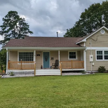 Spacious Family Home with Outdoor Space. One mile to downtown