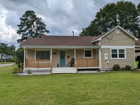 Spacious Family Home with Outdoor Space. One mile to downtown