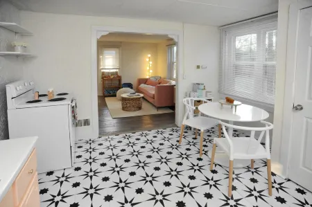 Peach by the Beach! 1 Bdrm Apt close to downtown