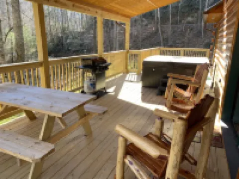 New 2/2 log cabin, rushing trout stream, hot tub, fireplace, 4 acres