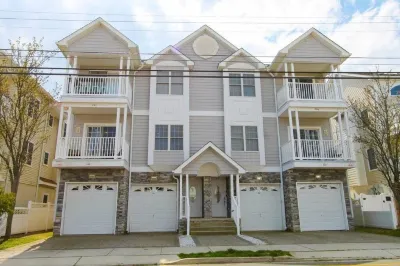 UNIQUE 4 bed/4.5 bath condo, free off-street parking, only 1.5 blocks to beach! Hotels near Hereford Inlet Lighthouse
