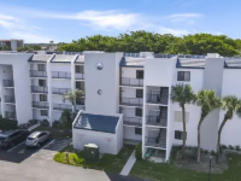 5min Walk to Jupiter Beach From this Cozy Condo Hotels in Jupiter