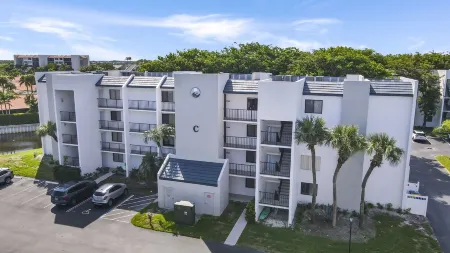 5min Walk to Jupiter Beach From this Cozy Condo
