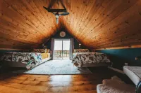 Newly Renovated! 5 Mins to Beach-Hot Tub-Fire Pit-Family & Dog Friendly