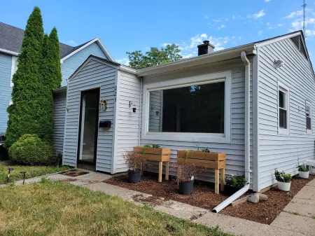 >> Garden Suite << Zoo \ Walking Paths \ Downtown \ Parks \ MarioKart