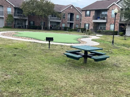 Hidden Gem in Spring, TX / Free Parking / Trail/ Traveling Professionals Welcome