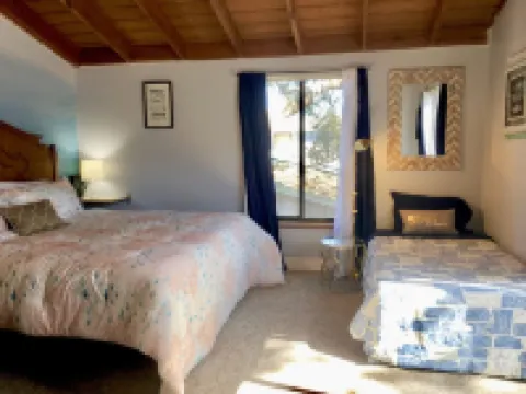 Perfect Summer backyard, Steps to Beach, Bikes, boogie-board, bunk beds, Grill