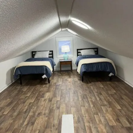 3 bedroom home quiet neighborhood close to trails